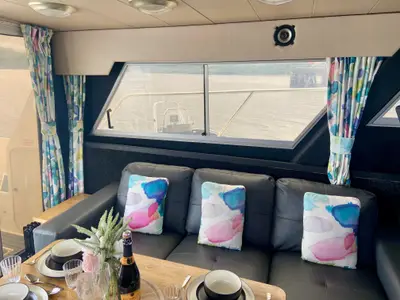 1981 Fairline 40 — Saloon seating