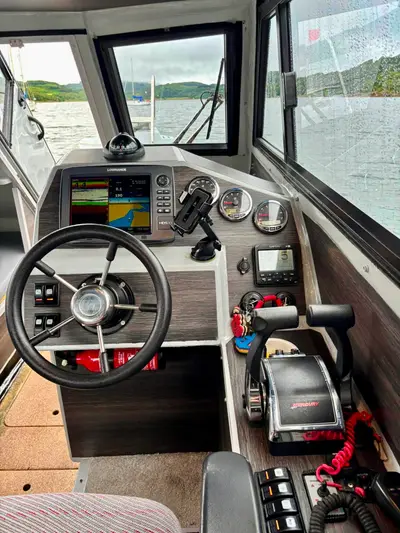 2009 Cantieri Mariner 8.3 Cabin RIB — Helm — Lowrance HDS-10 and Mercury controls