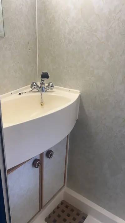 1989 Colvic Suncruiser 35 — Shower compartment, corner basin