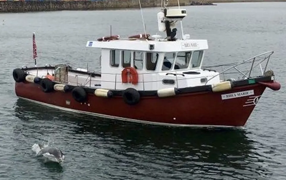 1985 Versatility 30 — Hull in water