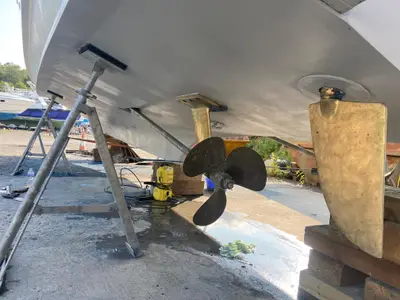 1981 Fairline 40 — Twin shafts, props and rudders