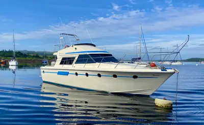 1981 Fairline 40 — Louise alongside the pontoon